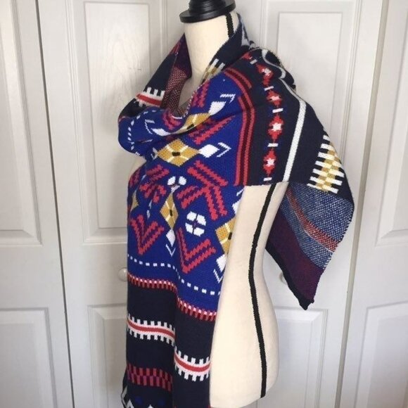 Nordic Design Thick Winter Scarf with a Bold Geometric Pattern - Picture 2 of 4